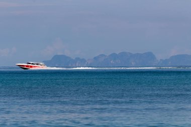 Krabi, Tayland - 2 Mayıs 2018: ile arka planda Koh Phi Phi Adası Andaman Denizi navigasyon hızlı bot