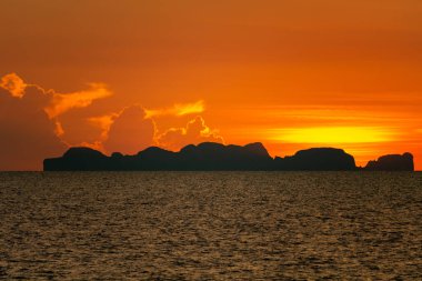 Krabi, Tayland - 4 Mayıs 2018: Derin kırmızı günbatımı lanta görülen Koh Phi Phi Adaları