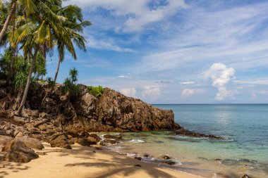 Krabi, Tayland - 3 Mayıs 2018: Gizli bay altın kumlu plaj ve avuç içi Lanta Island ile