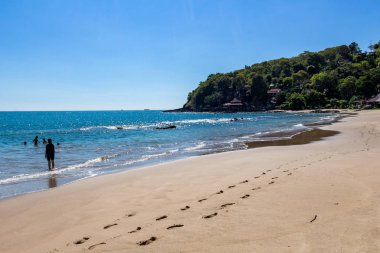Krabi, Tayland - 3 Mayıs 2018: Ko Lanta Island güneybatısında bambu Koyu'ndaki Cennet plaj