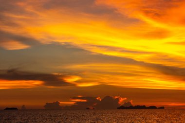 Krabi, Tayland - 4 Mayıs 2018: Derin kırmızı günbatımı lanta görülen Koh Phi Phi Adaları