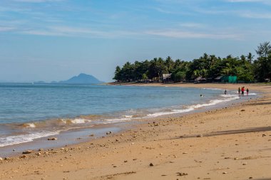 Krabi, Tayland - 3 Mayıs 2018: Deniz Çingeneler yerel bir plaj zevk Chao Ley nüfusunun Lanta Island