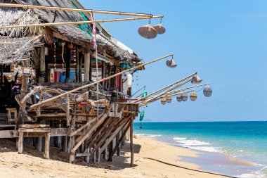 Krabi, Tayland - 3 Mayıs 2018: Ko Lanta Khlong Khong plajında ahşap kulübe