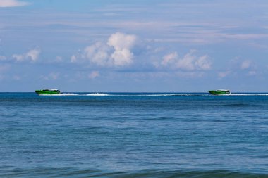 Krabi, Tayland - 2 Mayıs 2018: Andaman Denizi içinde gezinme hızlı bot