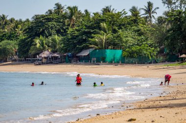 Krabi, Tayland - 3 Mayıs 2018: Deniz Çingeneler yerel bir plaj zevk Chao Ley nüfusunun Lanta Island