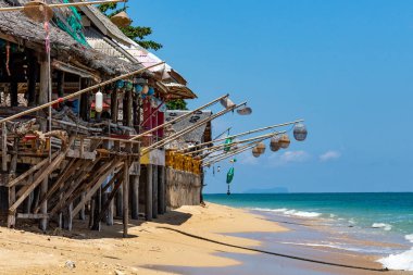 Krabi, Tayland - 3 Mayıs 2018: Ko Lanta Khlong Khong plajında ahşap kulübe