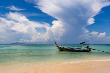 Koh Phi Phi, Tayland - 7 Mayıs 2018: Bir kumsalı ve kristal berraklığında suları Phi Phi Adası teknede