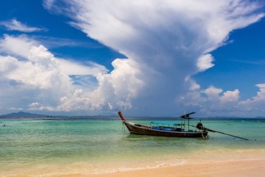 Koh Phi Phi, Tayland - 7 Mayıs 2018: Bir kumsalı ve kristal berraklığında suları Phi Phi Adası teknede