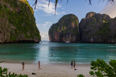 Koh Phi Phi, Tayland - 9 Mayıs 2018: popüler Maya körfezde güneş doğarken yürüyen turist