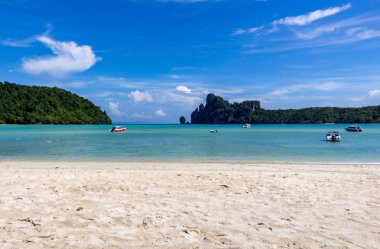 Koh Phi Phi Don, Tayland - 7 Mayıs 2018: Tekneler en büyük Koh Phi Phi Adası'nın Kuzey körfezin turkuaz sularında