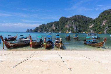 Koh Phi Phi, Tayland - 7 Mayıs 2018: Uzun kuyruk tekne Koh Phi Phi Don Island Tonsai Pier yakınındaki beyaz kumları üzerinde park edilmiş