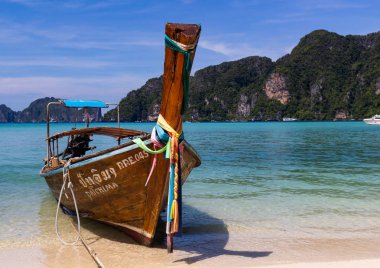 Koh Phi Phi, Tayland - 7 Mayıs 2018: Tonsai Pier Koh Phi Phi Don Island yakınındaki Long tail tekne Park