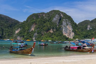 Koh Phi Phi, Tayland - 7 Mayıs 2018: Uzun kuyruk tekne Koh Phi Phi Don Island Tonsai Pier yakınındaki beyaz kumları üzerinde park edilmiş