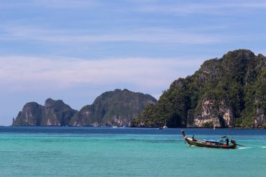 Koh Phi Phi, Tayland - 7 Mayıs 2018: The Beach film dizi oldu Maya Bay, Koh Phi Phi Don gelen turistlere taşıma Long tail tekne