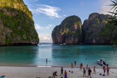 Koh Phi Phi, Tayland - 9 Mayıs 2018: Popüler Maya Bay Güneş doğarken zevk günün ilk turist