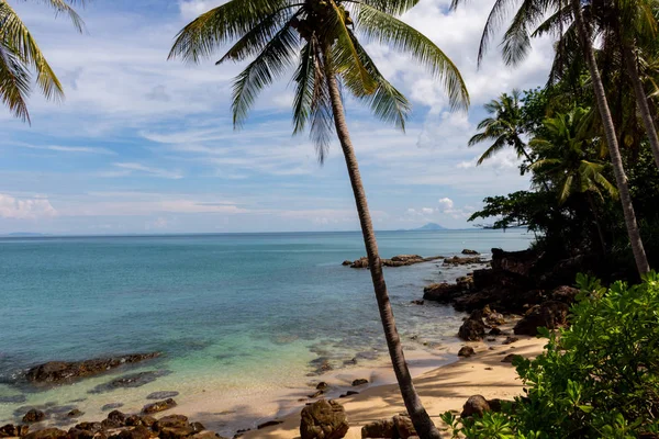 Krabi, Tayland - 3 Mayıs 2018: Huzurlu tropikal bay altın kumlu plaj ve duru suları Ko Lanta Island