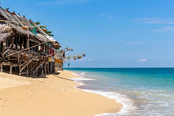 Krabi, Tayland - 3 Mayıs 2018: Ko Lanta Khlong Khong plajında ahşap kulübe