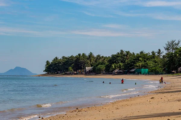 Krabi, Tayland - 3 Mayıs 2018: Deniz Çingeneler yerel bir plaj zevk Chao Ley nüfusunun Lanta Island
