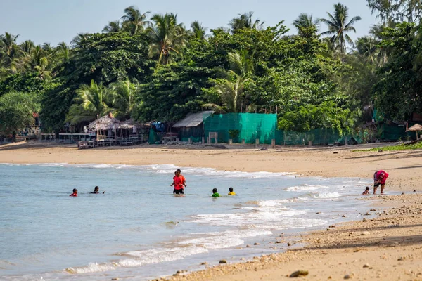Krabi, Tayland - 3 Mayıs 2018: Deniz Çingeneler yerel bir plaj zevk Chao Ley nüfusunun Lanta Island