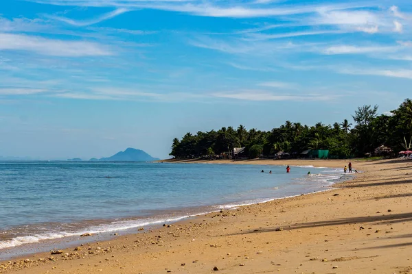 Krabi, Tayland - 3 Mayıs 2018: Deniz Çingeneler yerel bir plaj zevk Chao Ley nüfusunun Lanta Island