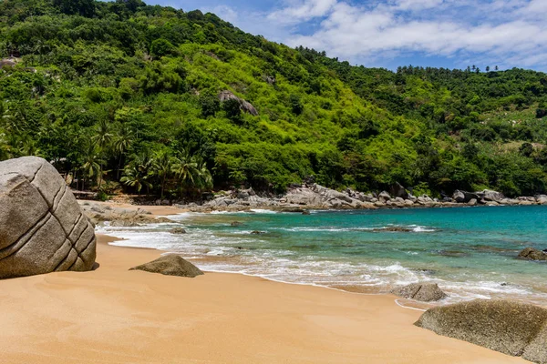 Phuket Tayland - 10 Mayıs 2018: Hala Noi Beach birkaç el değmemiş noktalar vardır onun büyük turizm için bilinen rağmen Phuket