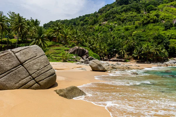 Phuket Tayland - 10 Mayıs 2018: golden sands ile Noi Beach Phuket büyük Adası gizli hazinelerinden biridir