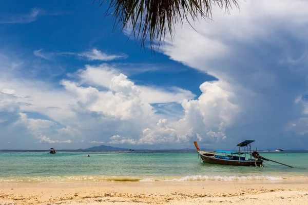 Koh Phi Phi Thailand Mai 2018 Boot Sandstrand Und Kristallklarem — Stockfoto