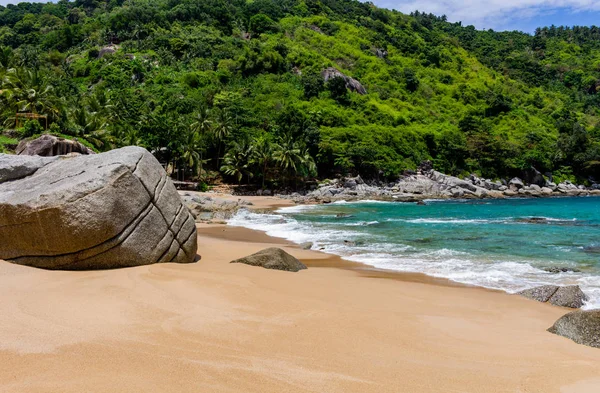 Phuket Tayland - 10 Mayıs 2018: Hala Noi Beach birkaç el değmemiş noktalar vardır onun büyük turizm için bilinen rağmen Phuket