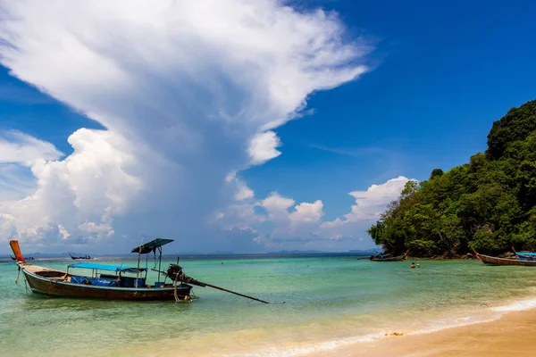 Koh Phi Phi, Tayland - 7 Mayıs 2018: Bir kumsalı ve kristal berraklığında suları Phi Phi Adası teknede