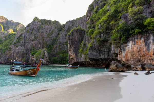 Koh Phi Phi, Tayland - 9 Mayıs 2018: Güneş doğarken Maya Bay sants beyaz uzun kuyruk ahşap tekneler demirli