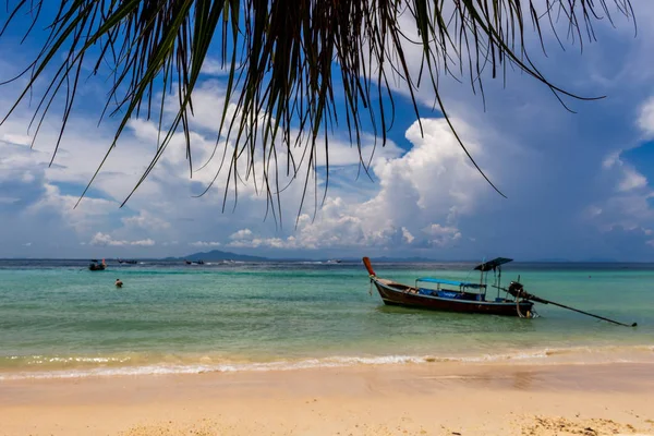 Koh Phi Phi Tayland Mayıs 2018 Bir Kumsalı Kristal Berraklığında — Stok fotoğraf