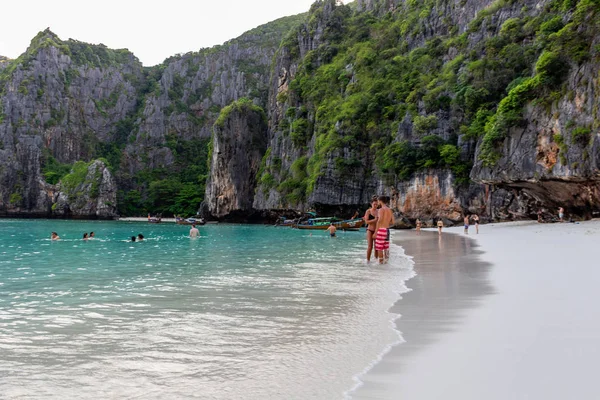 Koh Phi Phi Tailândia Maio 2018 Primeiro Turista Dia Desfrutando — Fotografia de Stock