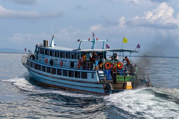 Koh Lanta, Tayland - 7 Mayıs 2018: Andaman Denizi içinde gezinme ve Koh Phi Phi Adaları'na yönelik bir motorlu tekne yolcuları