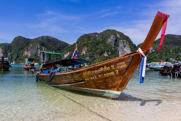 Koh Phi Phi, Tayland - 7 Mayıs 2018: Tonsai Pier Koh Phi Phi Don Island yakınındaki Long tail tekne Park