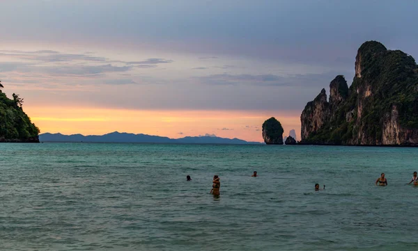 Koh Phi Phi Thailand Mai 2018 Touristen Schwimmen Bei Sonnenuntergang — Stockfoto