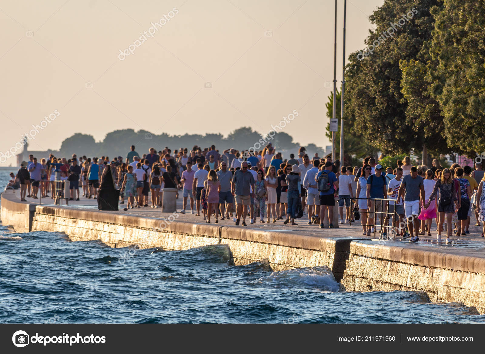 Zadar Croatie Juillet 2018 Foule Marcher Sur Bord Mer Dans