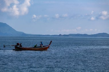 Koh Lanta, Tayland - 7 Mayıs 2018: Koh Lanta Island yakınındaki Andaman Denizi'nde bir tailboat üzerinde gezinme yerel balıkçılar
