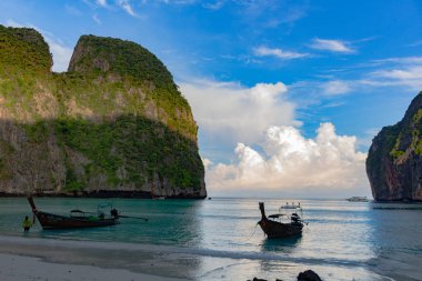 Koh Phi Phi, Tayland - 9 Mayıs 2018: Uzun kuyruk ahşap tekneler Maya Bay beyaz kumları güneş doğarken bağlantılı.