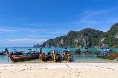 Koh Phi Phi, Tayland - 7 Mayıs 2018: Uzun kuyruk tekne Koh Phi Phi Don Island Tonsai Pier yakınındaki beyaz kumları üzerinde park edilmiş