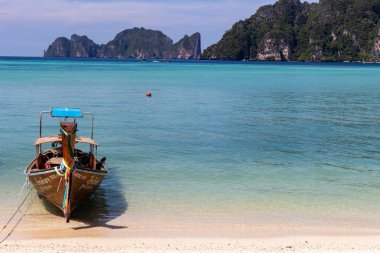 Koh Phi Phi, Tayland - 7 Mayıs 2018: Tonsai Pier Koh Phi Phi Don Island yakınındaki Long tail tekne Park