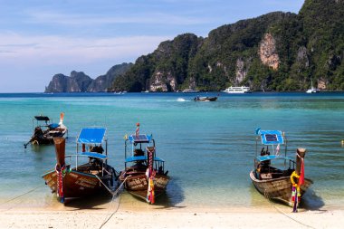 Koh Phi Phi, Tayland - 7 Mayıs 2018: Tonsai Pier Koh Phi Phi Don Island yakınındaki Long tail tekne Park