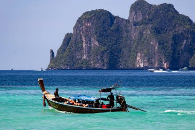 Koh Phi Phi, Tayland - 7 Mayıs 2018: The Beach film dizi oldu Maya Bay, Koh Phi Phi Don gelen turistlere taşıma Long tail tekne