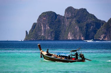 Koh Phi Phi, Tayland - 7 Mayıs 2018: The Beach film dizi oldu Maya Bay, Koh Phi Phi Don gelen turistlere taşıma Long tail tekne