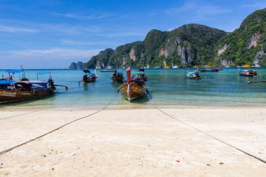 Koh Phi Phi, Tayland - 7 Mayıs 2018: Uzun kuyruk tekne Koh Phi Phi Don Island Tonsai Pier yakınındaki beyaz kumları üzerinde park edilmiş