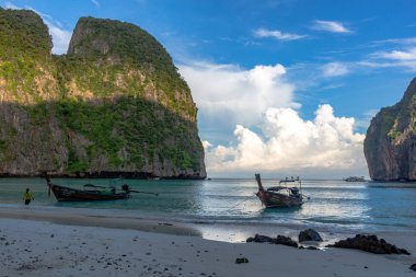 Koh Phi Phi, Tayland - 9 Mayıs 2018: Uzun kuyruk ahşap tekneler Maya Bay beyaz kumları güneş doğarken bağlantılı.