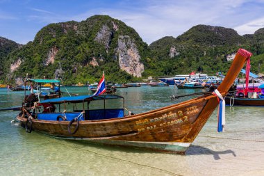 Koh Phi Phi, Tayland - 7 Mayıs 2018: Tonsai Pier Koh Phi Phi Don Island yakınındaki Long tail tekne Park