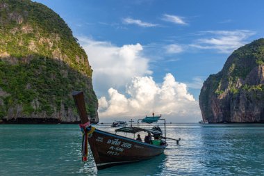 Koh Phi Phi, Tayland - 9 Mayıs 2018: Güneş doğarken Maya Bay beyaz kumları Long tail ahşap tekne demir attı
