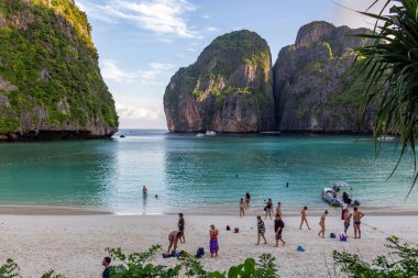 Koh Phi Phi, Tayland - 9 Mayıs 2018: Popüler Maya Bay Güneş doğarken zevk günün ilk turist