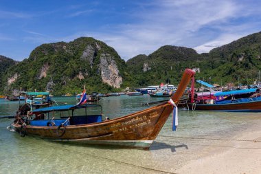 Koh Phi Phi, Tayland - 7 Mayıs 2018: Tonsai Pier Koh Phi Phi Don Island yakınındaki Long tail tekne Park