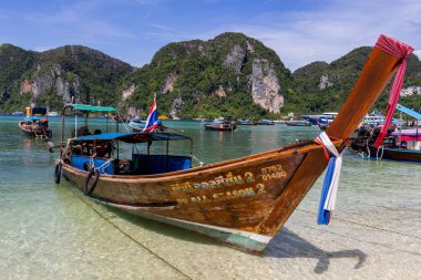 Koh Phi Phi, Tayland - 7 Mayıs 2018: Tonsai Pier Koh Phi Phi Don Island yakınındaki Long tail tekne Park